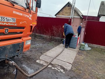 Сегодня, 3 марта, в Кировском внутригородском районе, согласно поступившим заявкам, был организован подвоз воды для жителей домов, в которые в установленный графиком день не поступила вода