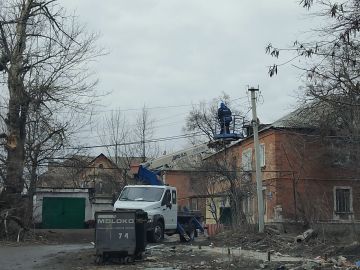Сегодня, 3 марта, с целью обеспечения требуемого качества электроэнергии, силами ПО Макеевские ЭС «Донецкэнерго» филиал АО «Юго - Западная Электросетевая Компания» ведутся работы по нормализации напряжения в сети в районе...