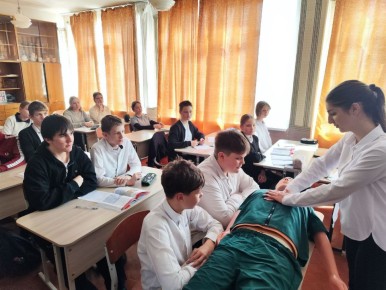 Лариса Толстыкина: В ДНР продолжается оснащение школьных предметных кабинетов в рамках национального проекта «Молодежь и дети»