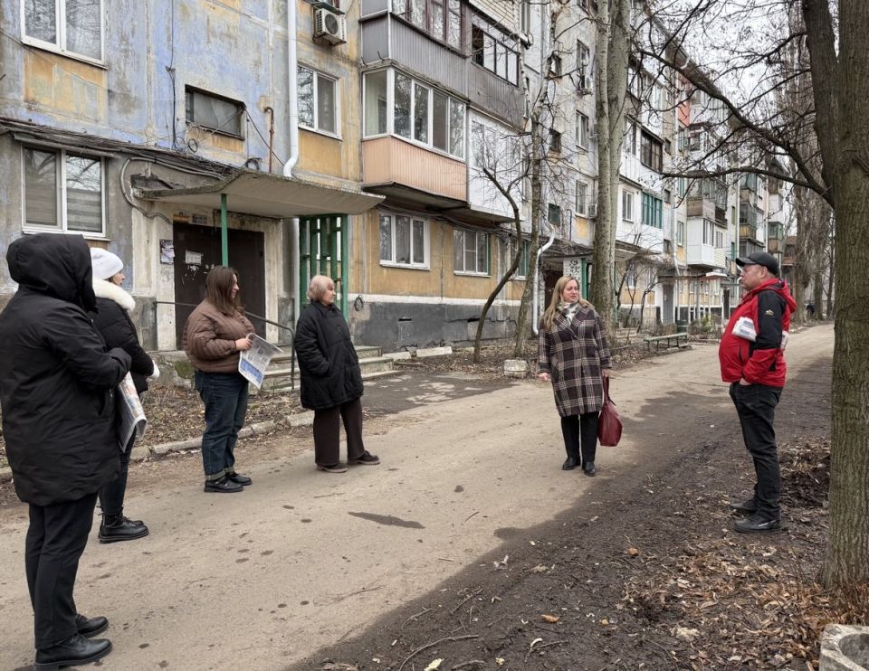 3 марта в рамках поручения Главы ДНР Дениса Пушилина депутат Макеевского городского созыва Донецкой Народной Республики первого созыва Алена Трякина провела встречу с населением возле дома № 9 Второго микрорайона