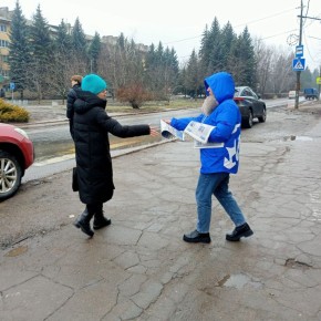Сегодня, 4 марта, в Кировском внутригородском районе города Макеевки прошла раздача специального выпуска информационного бюллетеня Регионального Общественного Движения «Донецкая Республика» под названием «Единая Россия....