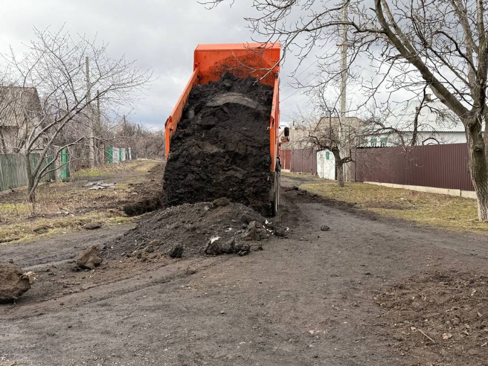 В жилмассиве Пролетарский провели отсыпку участка дороги