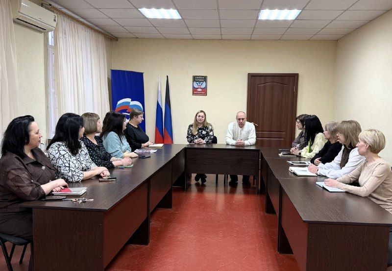 Сегодня, 6 марта, депутат Макеевского городского совета первого созыва Алена Трякина провела встречу с трудовым коллективом Управы Советского внутригородского района