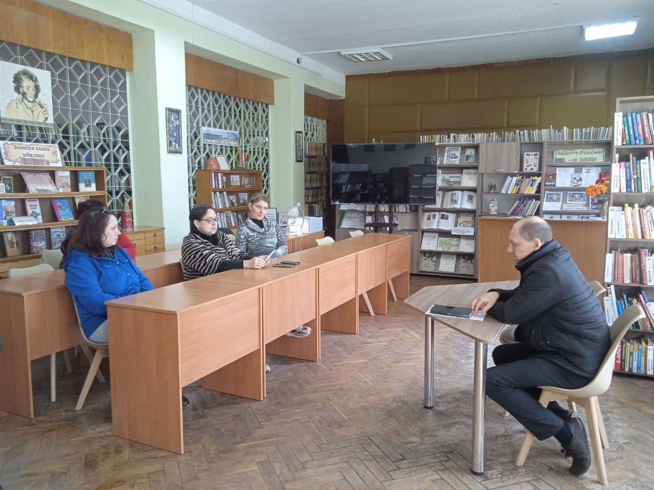 Депутат Макеевского городского совета Андрей Гречун провел встречу с трудовым коллективом Муниципального бюджетного учреждения «Централизованная библиотечная система г. Макеевки», библиотека им. В.Д. Василенко филиал № 19 по...