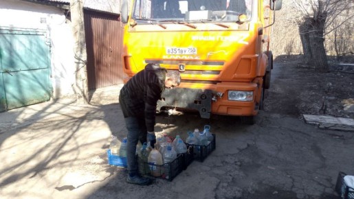 Сегодня, 13 марта, в Кировском внутригородском районе, согласно поступившим заявкам, был организован подвоз воды для жителей домов, в которые в установленный графиком день не поступила вода
