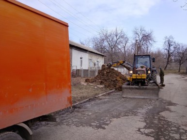 Сегодня, 16 марта, филиалом «Макеевское ПУВКХ» ГУП ДНР «Вода Донбасса» ведутся работы по устранению порыва на трубопроводе холодного водоснабжения возле дома № 40 по ул. Крова в жилом массиве «Совколония»