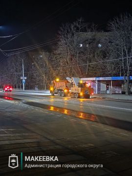 Специализированная техника «Перспективы» продолжает ухаживать за городскими магистралями в вечерние часы