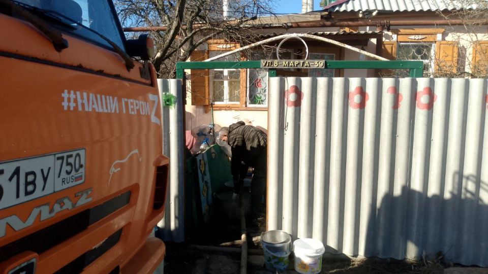 Сегодня, 13 марта, в Кировском внутригородском районе, согласно поступившим заявкам, был организован подвоз воды для жителей домов, в которые в установленный графиком день не поступила вода