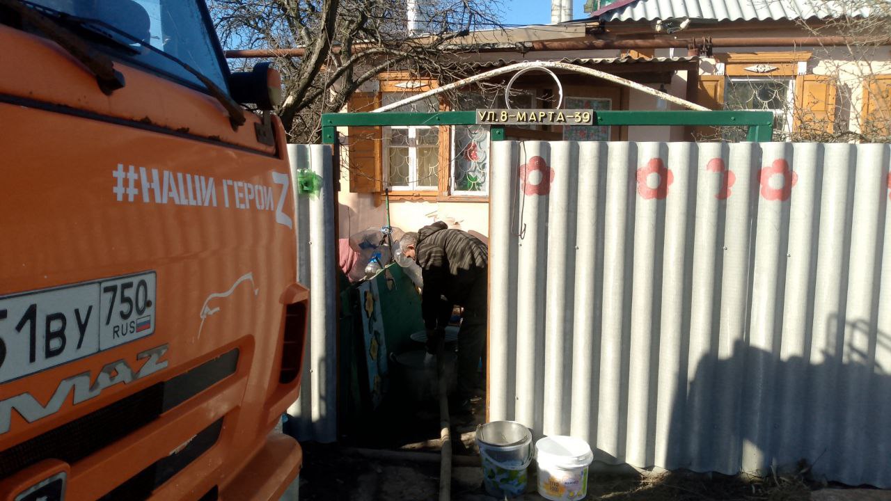 Сегодня, 13 марта, в Кировском внутригородском районе, согласно поступившим заявкам, был организован подвоз воды для жителей домов, в которые в установленный графиком день не поступила вода