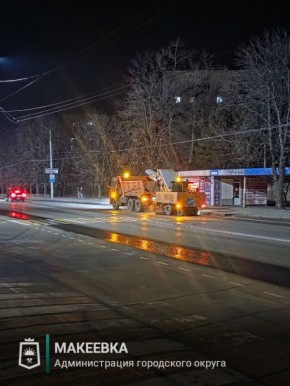 Специализированная техника «Перспективы» продолжает ухаживать за городскими магистралями в вечерние часы