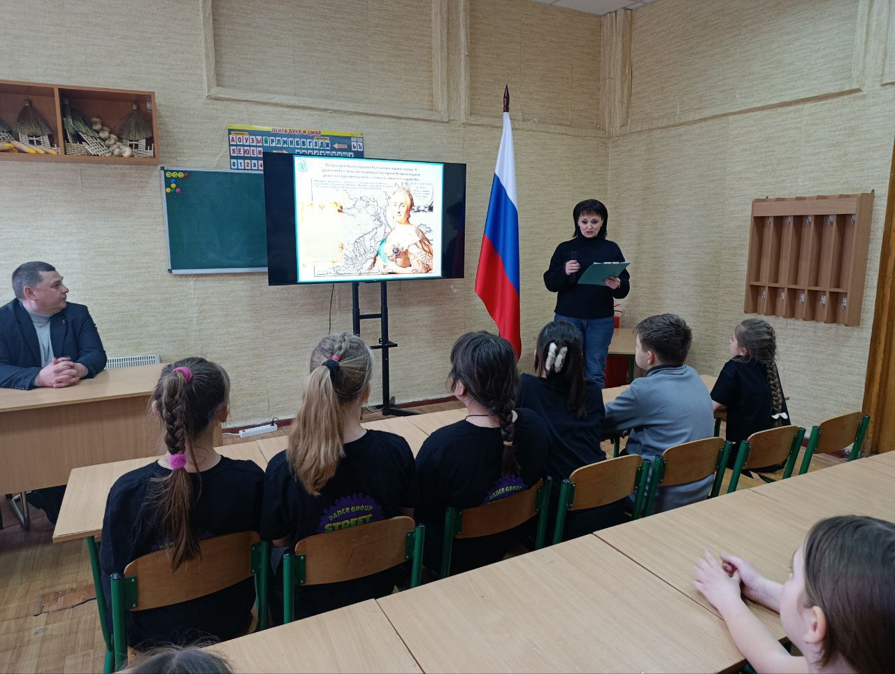 Сегодня, 18 марта в Червоногвардейском районе прошла ко Дню воссоединения Крыма с Россией в МБУ «ДК им. К.И.Поченкова» в рамках партийного проекта «Историческая память» Единой России прошла тематическая программа «Крым –...