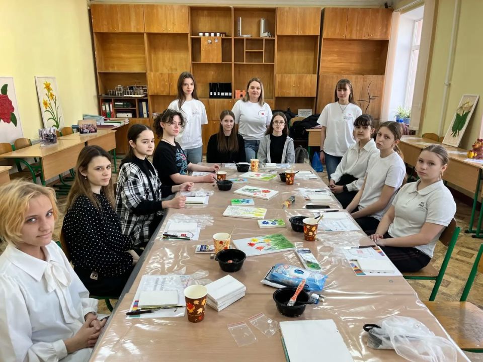 От бетона к барельефу: амбассадоры «Профессионалитета» вдохновляют школьников Макеевки