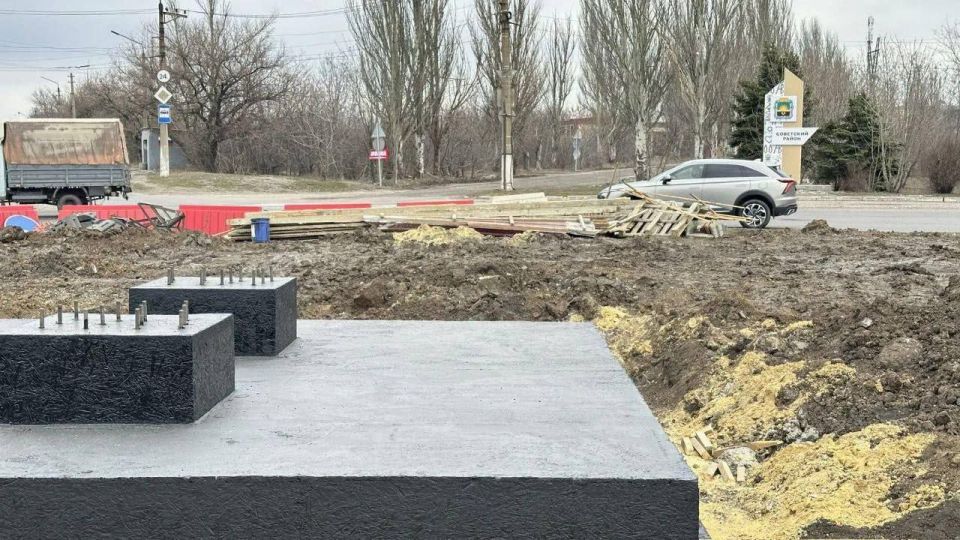 В Макеевке на кольце 4/13 уже установили фундамент для новой стелы