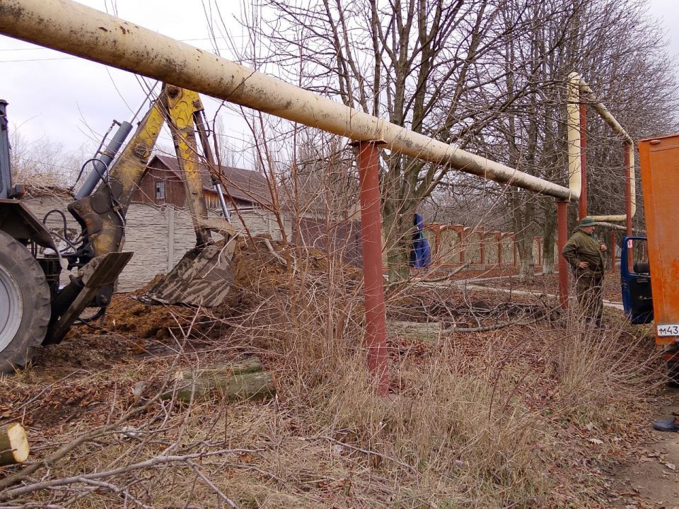 Сегодня, 18 марта, филиалом «Макеевское ПУВКХ» ГУП ДНР «Вода Донбасса» ведутся работы по устранению порыва холодного водоснабжения в районе жилого дома № 12 по ул. Папанина