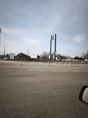 В Макеевке на кольце 4/13 уже установили стелу