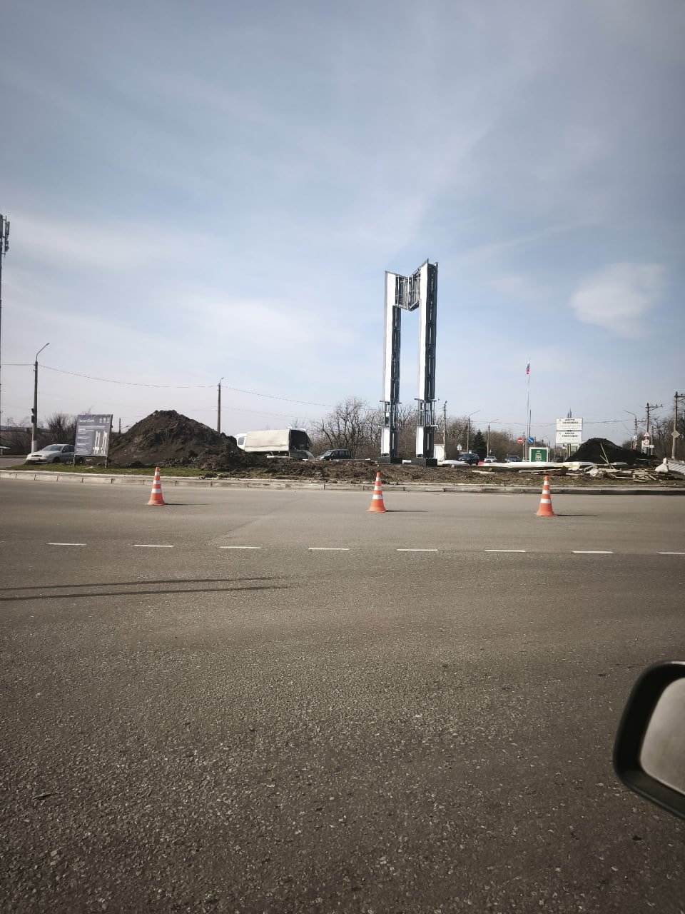 В Макеевке на кольце 4/13 уже установили стелу