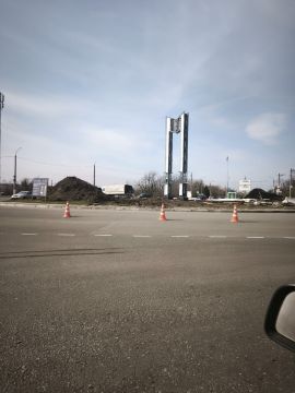 В Макеевке на кольце 4/13 уже установили стелу