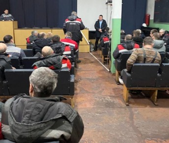 В рамках поручения Главы ДНР Дениса Пушилина, сегодня, 23 марта, депутат Макеевского городского совета Андрей Лаверченко провел встречу с трудовым коллективом филиала № 3 «Макеевский металлургический завод» ООО «Южный...