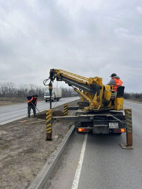 В рамках мероприятий по обеспечению #безопасности_дорожного_движения приступили к устройству искусственного электрического освещения на автомобильной дороге 21К02 Донецк - Макеевка - Торез - до границы Луганской Народной...