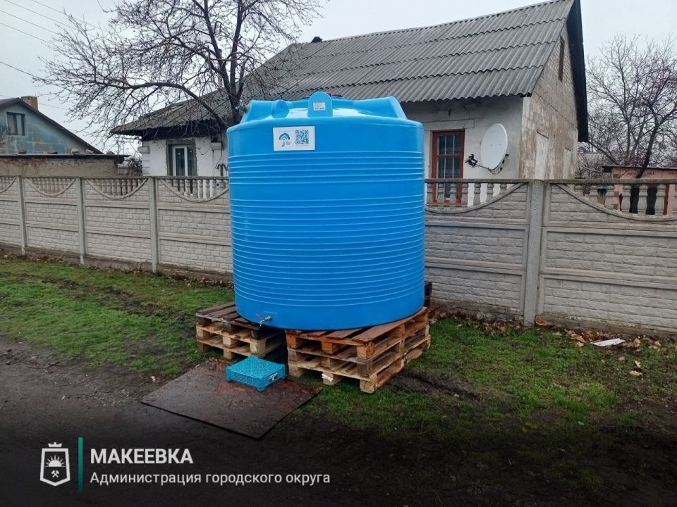 В Макеевке продолжаются работы по установке ёмкостей для разбора воды