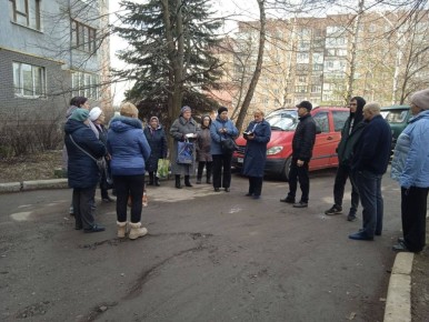 Депутат Макеевского городского совета Андрей Гречун совместно с депутатом Народного Совета ДНР Юлией Крюковой провели встречу с населением на подведомственной территории по адресу: г. Макеевка, м-н Зеленый, 76