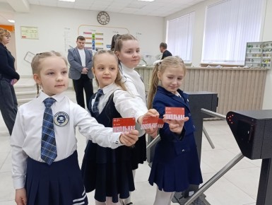 Оплатить проезд и купить обед: учащиеся донецкой школы протестировали, как работает "Карта школьника"