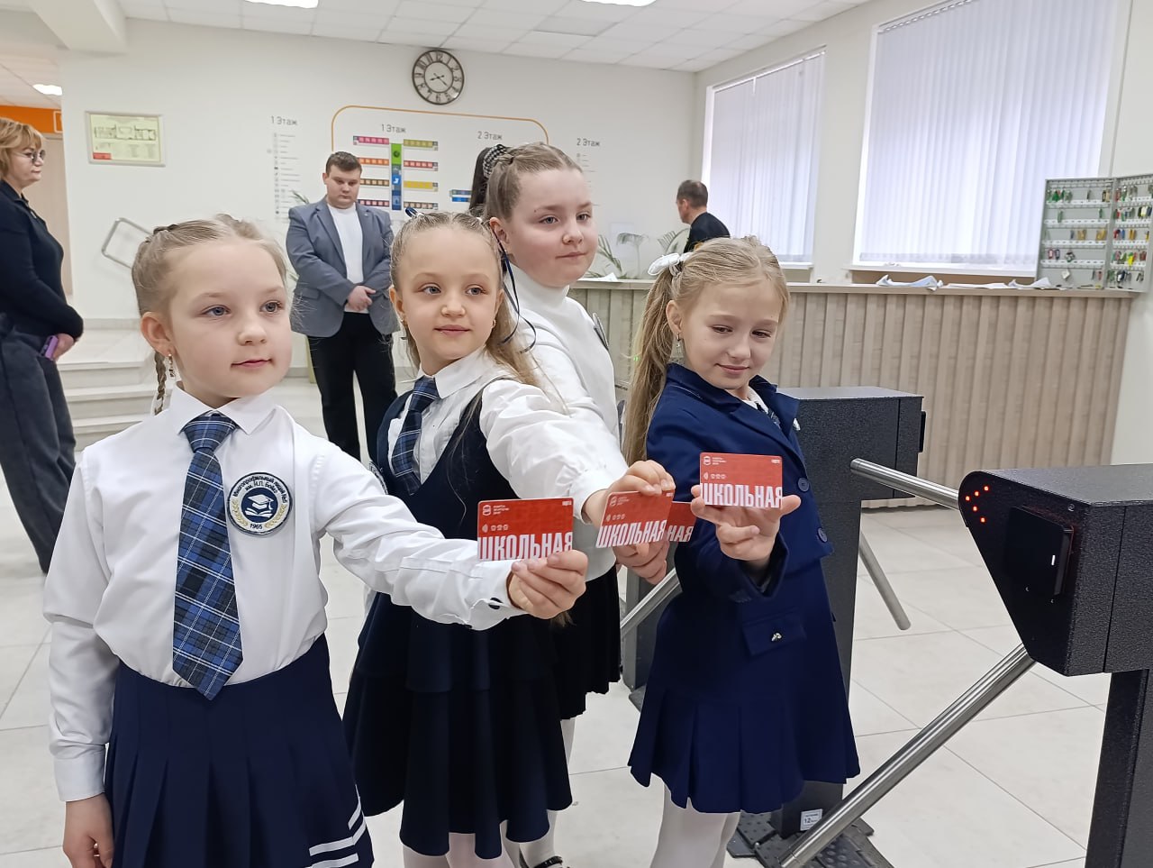 Оплатить проезд и купить обед: учащиеся донецкой школы протестировали, как работает "Карта школьника"