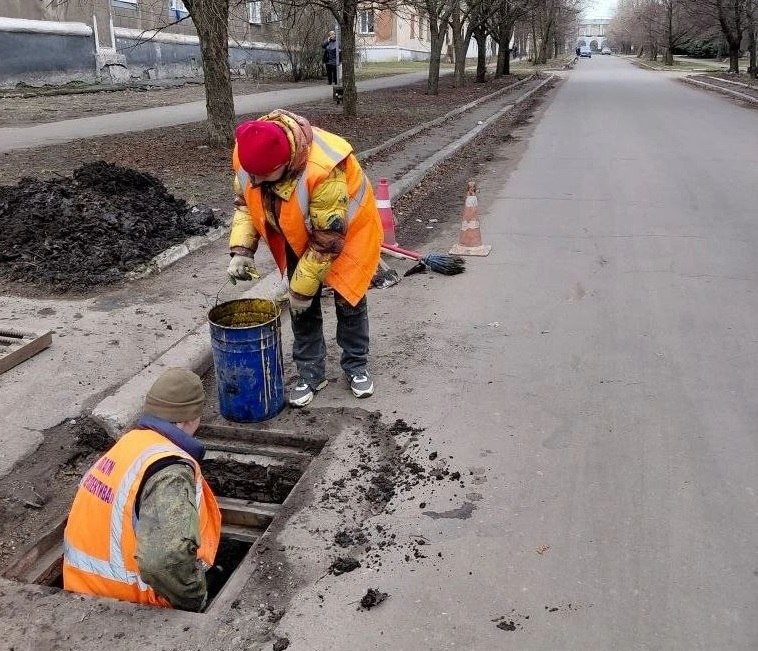 Сегодня, 26 марта, во избежание скопления дождевых вод на проезжей части дороги силами МУП АГМ «Перспектива» проведены работы по очистке колодцев ливневой канализации по ул. Кирова и пер. Смирнихина