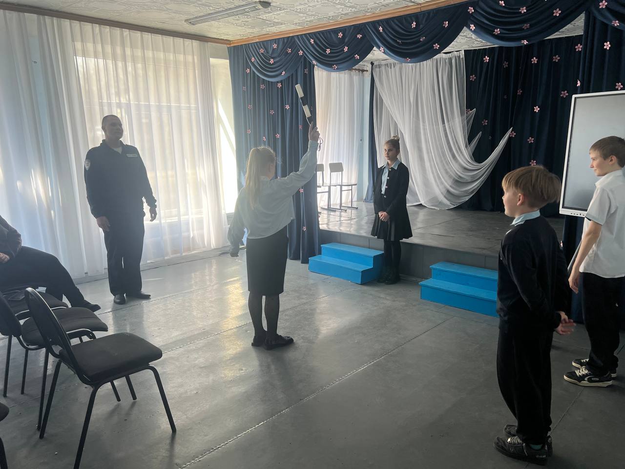 Сотрудники Госавтоинспекции проводят практические занятия для школьников