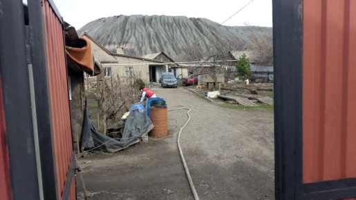 В Кировском внутригородском районе при поддержке региона-шефа Московская область продолжается подвоз воды для жителей домов, в которые в установленный графиком день не поступила вода