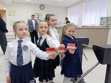 Оплатить проезд и купить обед: учащиеся донецкой школы протестировали, как работает "Карта школьника"
