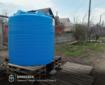 В Макеевке продолжаются работы по установке ёмкостей для разбора воды