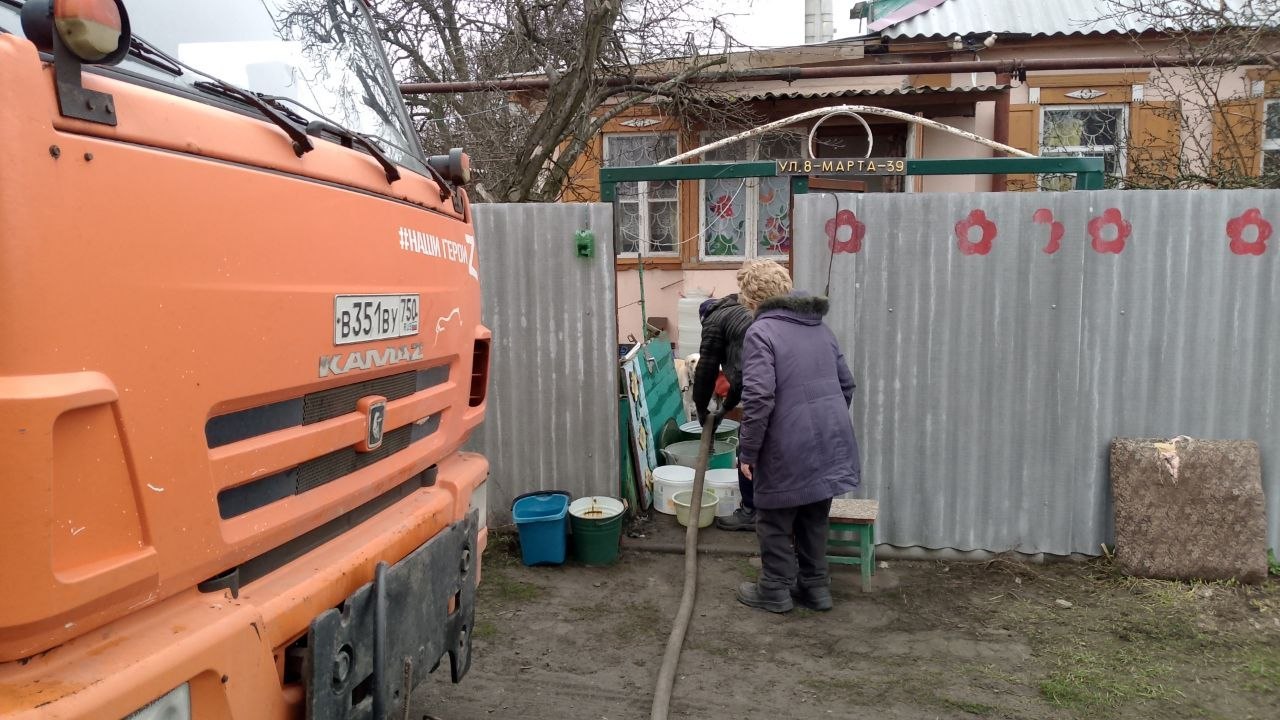 В Кировском внутригородском районе при поддержке региона-шефа Московская область продолжается подвоз воды для жителей домов, в которые в установленный графиком день не поступила вода