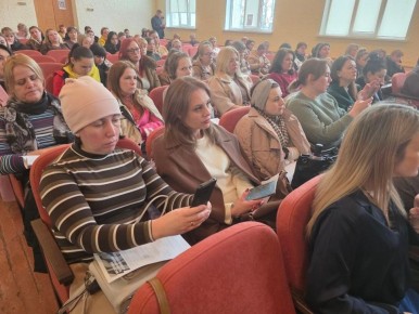 Для полноценного развития детей и повышения уровня образования крайне важно поддерживать прочные партнёрские отношения с родителями