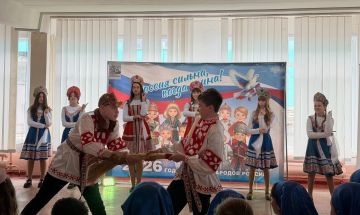26 марта в ГБОУ «СШ № 34 Г.О. МАКЕЕВКА» состоялся яркий фестиваль «Россия – мозаика культур», посвященный Году единства народов России
