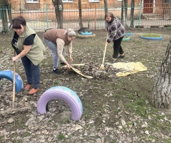 Сегодня, 27 марта, в рамках мероприятий по благоустройству в весенне-летний период сотрудниками ГКДОУ «Детский сад № 29 общеразвивающего вида городского округа Макеевка» и учащимися ГБПОУ «Макеевский...