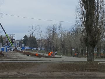 27 марта, в рамках благоустройства территории силами МУП АГМ «Перспектива» проведены работы по прополке клумб на центральной аллее в сквере «Авангард»