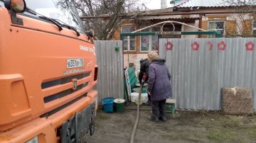 В Кировском внутригородском районе при поддержке региона-шефа Московская область продолжается подвоз воды для жителей домов, в которые в установленный графиком день не поступила вода