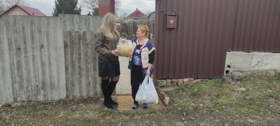 Сегодня, 24 марта, активистки Совета женщин города Макеевки оказали гуманитарную помощь женщине, оказавшейся в трудной жизненной ситуации в связи с вынужденной эвакуацией