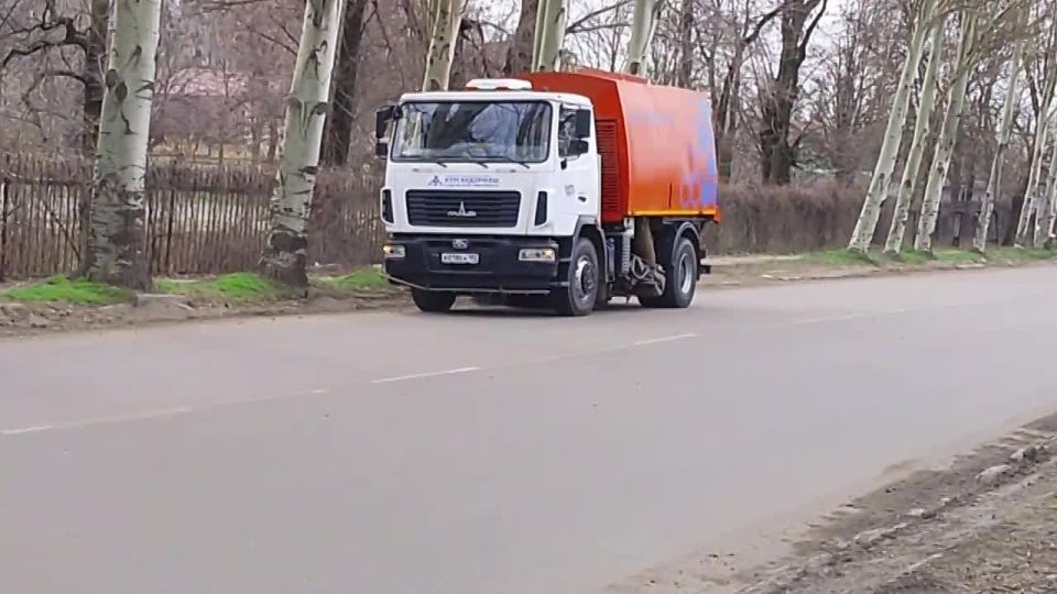 Сегодня, 30 марта, с целью приведения территории в надлежащее санитарное состояние силами МУП АГМ «Перспектива» проведены работы по механизированной уборке проезжей части автодороги по ул. Донецкой