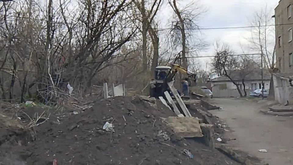 30 марта, силами Филиала «Макеевкатеплосеть» ГУП ДНР «Донбасстеплоэнерго» ведутся работы по ремонту аварийного участка теплотрассы от котельной «Шопена» по ул. Новый Быт