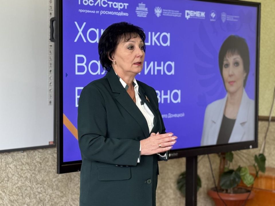 Валентина Харлашка: Диалог «на равных». На базе ГБОУ «СШ № 11 г.о. Макеевка» прошла встреча ученической молодёжи с председателем Макеевского городского совета Донецкой Народной Республики первого созыва Харлашкой Валентиной...