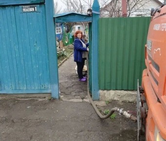 В Кировском внутригородском районе при поддержке региона-шефа Московская область продолжается подвоз воды для жителей домов, в которые в установленный графиком день не поступила вода