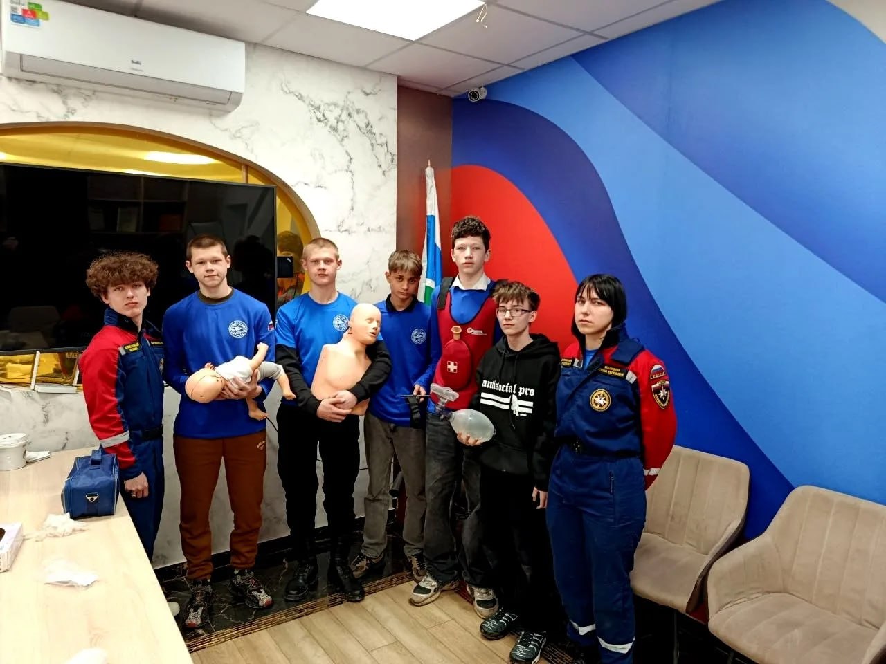 В дни весенних каникул юные спасатели из отряда "Помогаторы" ГБОУ "СШ № 93 Г.О. МАКЕЕВКА" посетили Макеевский штаб ВСКС, где приняли участие в практическом занятии по оказанию первой помощи