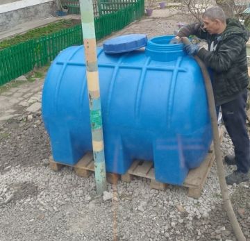 В Кировском внутригородском районе при поддержке региона-шефа Московская область продолжается подвоз воды для жителей домов, в которые в установленный графиком день не поступила вода