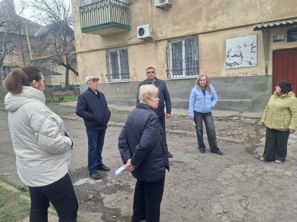 Сегодня, 1 апреля, руководитель Управы Кировского района Андрей Хорошко провел встречу с жителями района на подведомственной территории по ул. Кремлевская, 11