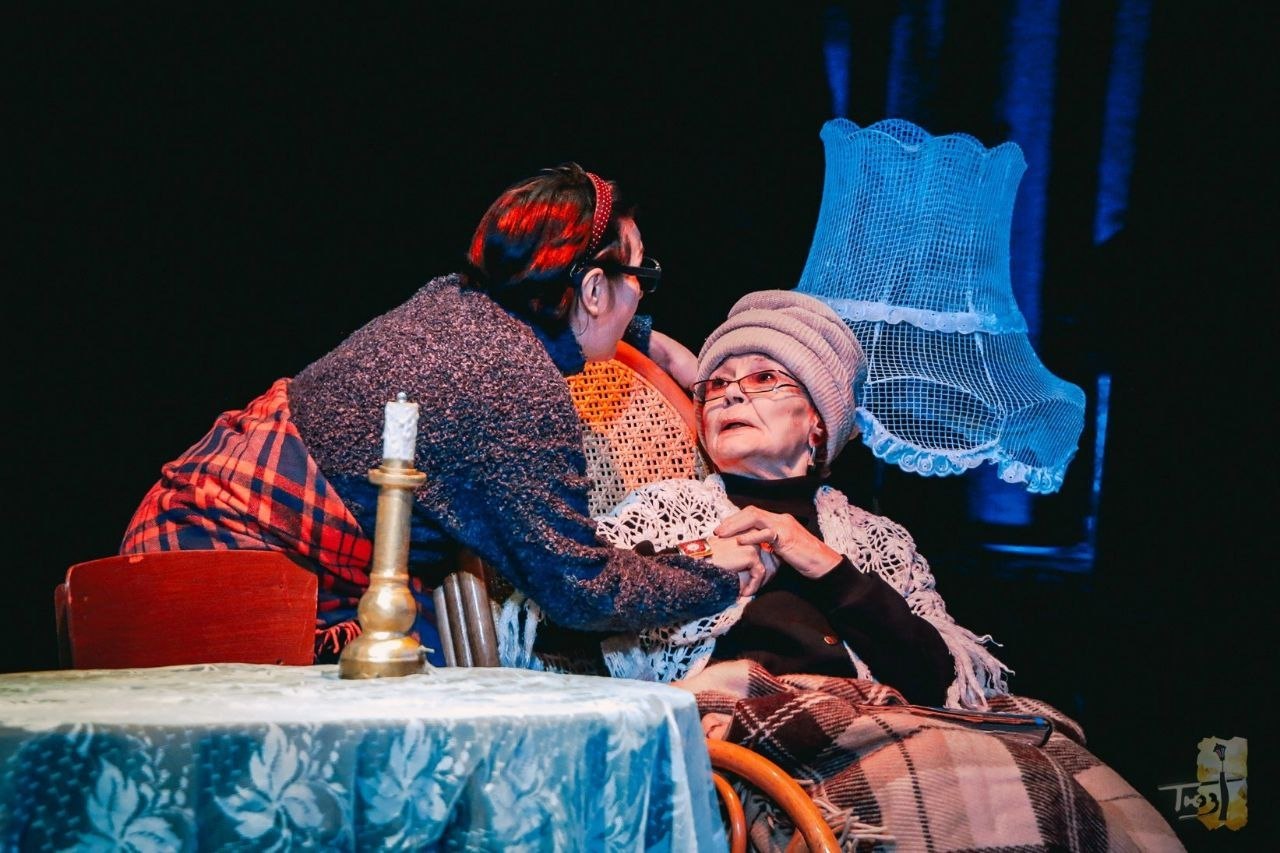 Театр — искусство ускользающее, оно живет только в моменте, пока горит софит и звучит голос актера