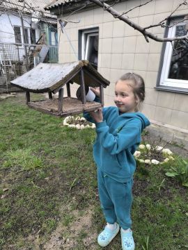 Доброта без границ!. Весенние каникулы в городском округе Макеевка - под знаком добра! Школьники присоединились к проекту «Добрая школа» и показали, что доброта не знает преград Что делали? Кормили животных, убирали...