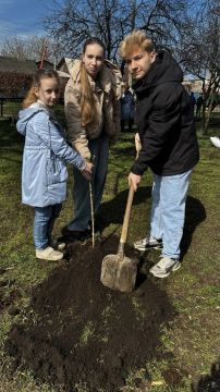 2 апреля в ГБОУ "СШ № 11 Г.О. МАКЕЕВКА" состоялась Международная акция "Сад памяти", посвященная военнослужащим, павшим в ходе СВО
