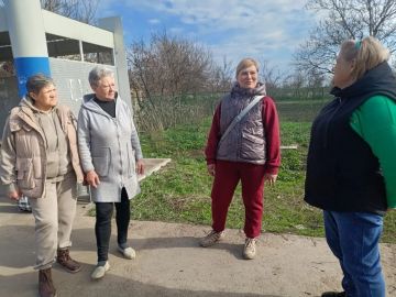В рамках поручения Главы Республики Дениса Пушилина, 6 апреля, спикер активист Светлана Пархоменко провела встречу с жителями Кировского района на подведомственной территории пгт Землянки по ул. Фрунзе, 30